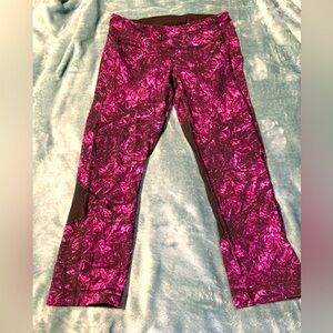 Lululemon Pace Rival Crops in the Black Pinkelicious Bold Crushed Berry,size 6